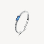 Anello FANCY in argento 925/1000 rodiato, con cubic zirconia chiari e cubic zirconia colore sapphire