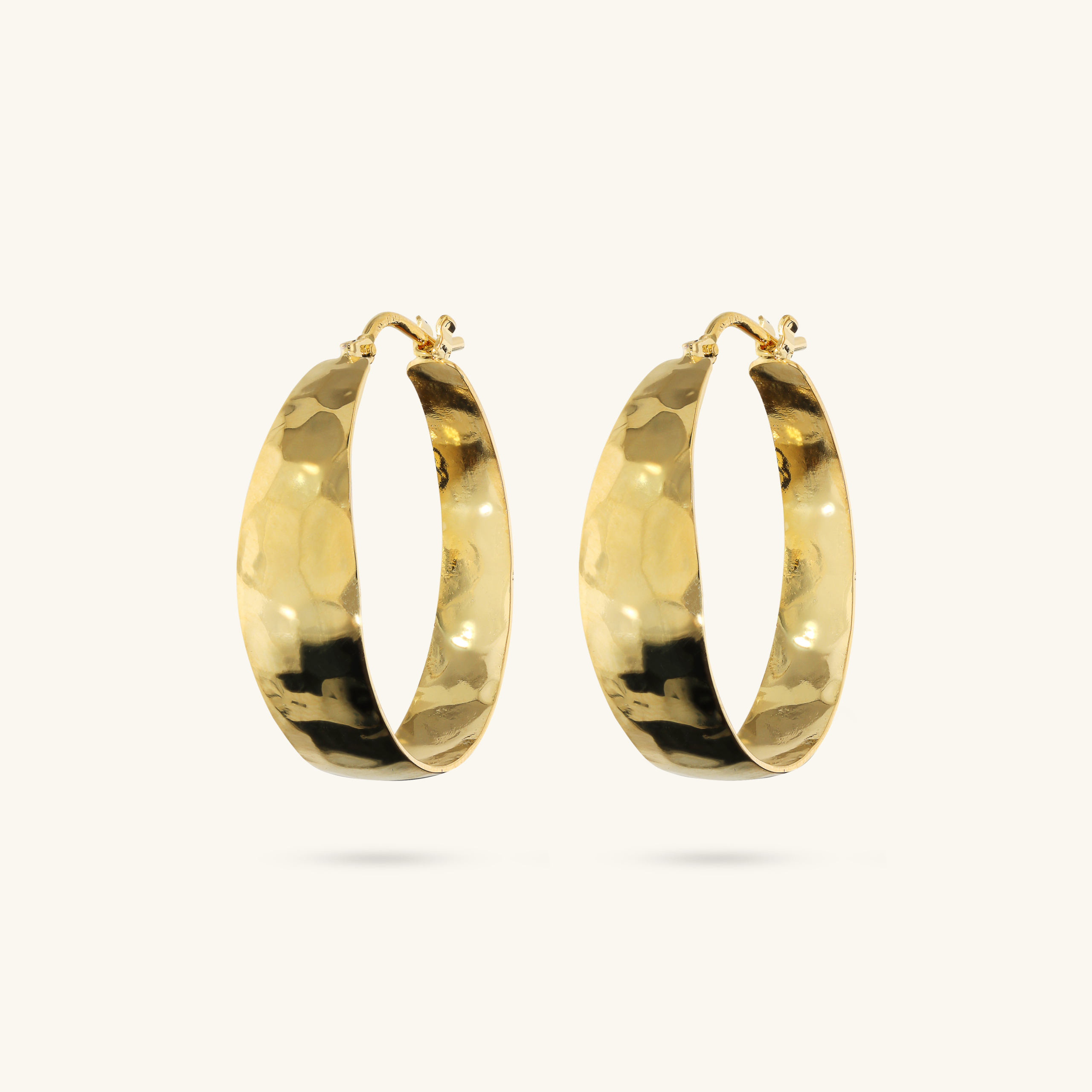 Orecchini a cerchio martellati placcati oro